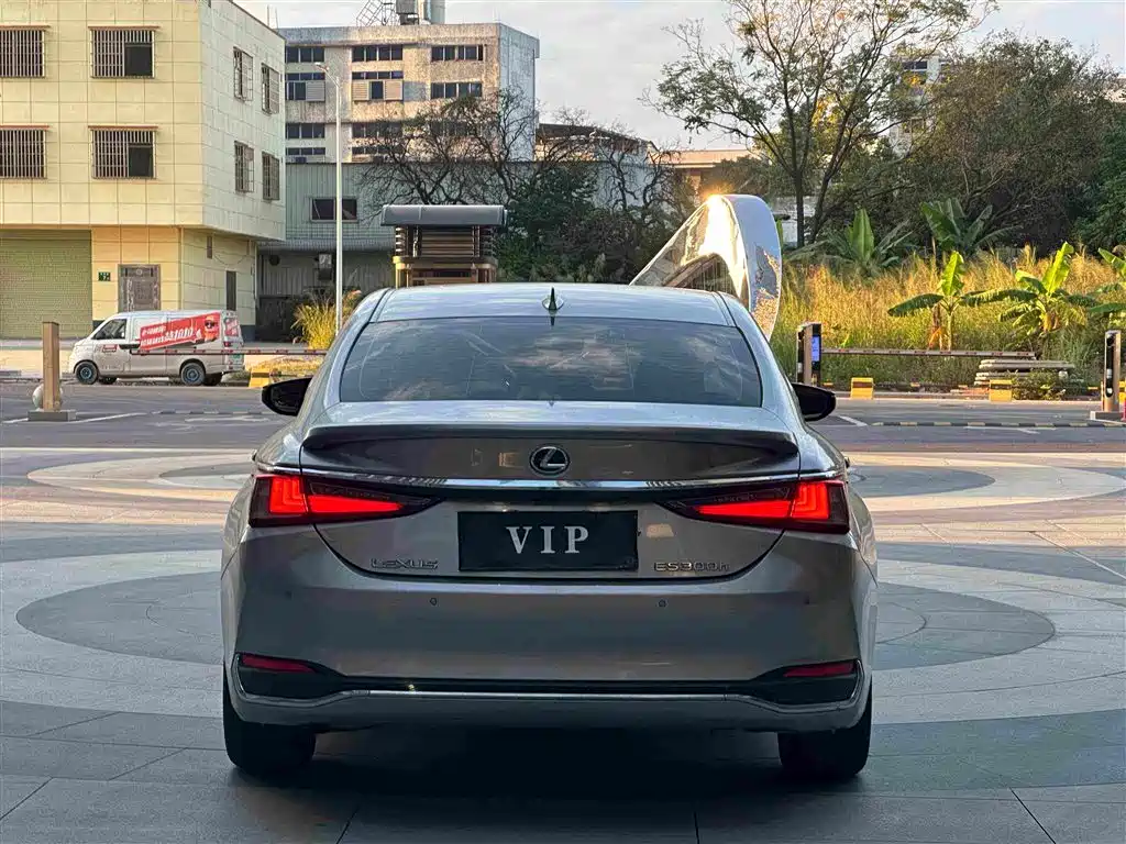 Lexus ES — миниатюра 8