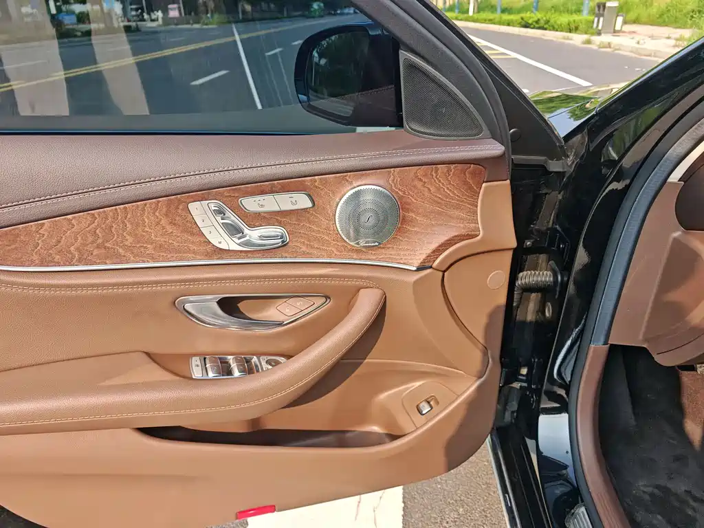 Mercedes-Benz E-Class — миниатюра 19