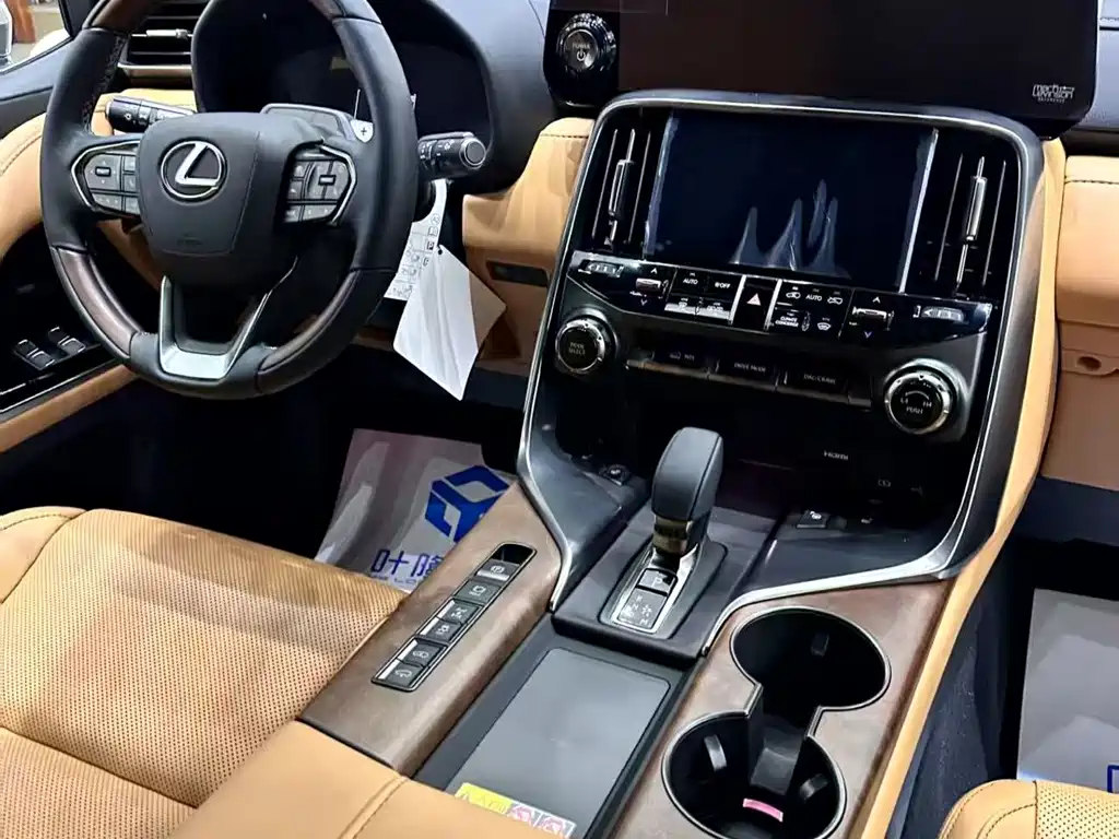 Lexus LX 2025 700h