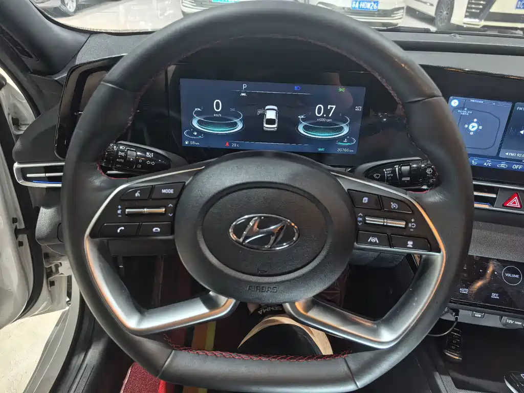 Hyundai Elantra — миниатюра 12