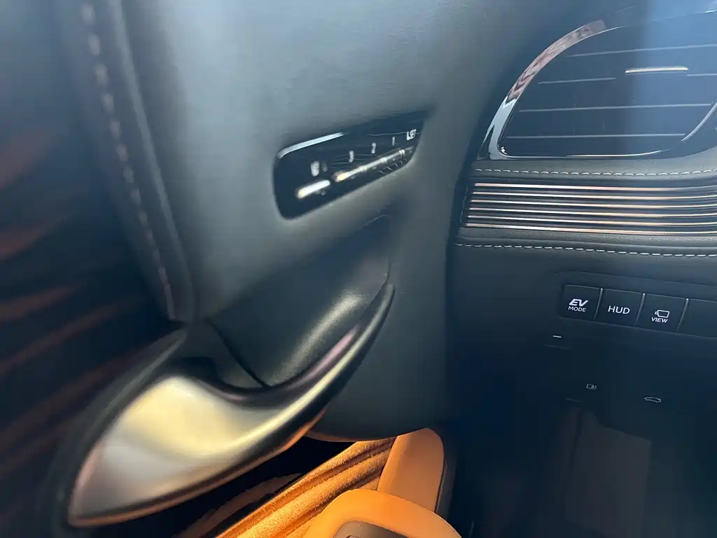 Lexus LS — миниатюра 20