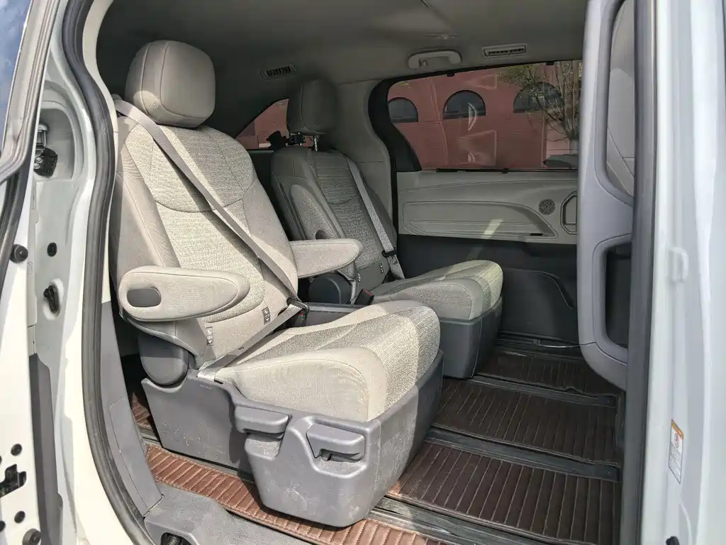 Toyota Sienna — миниатюра 27
