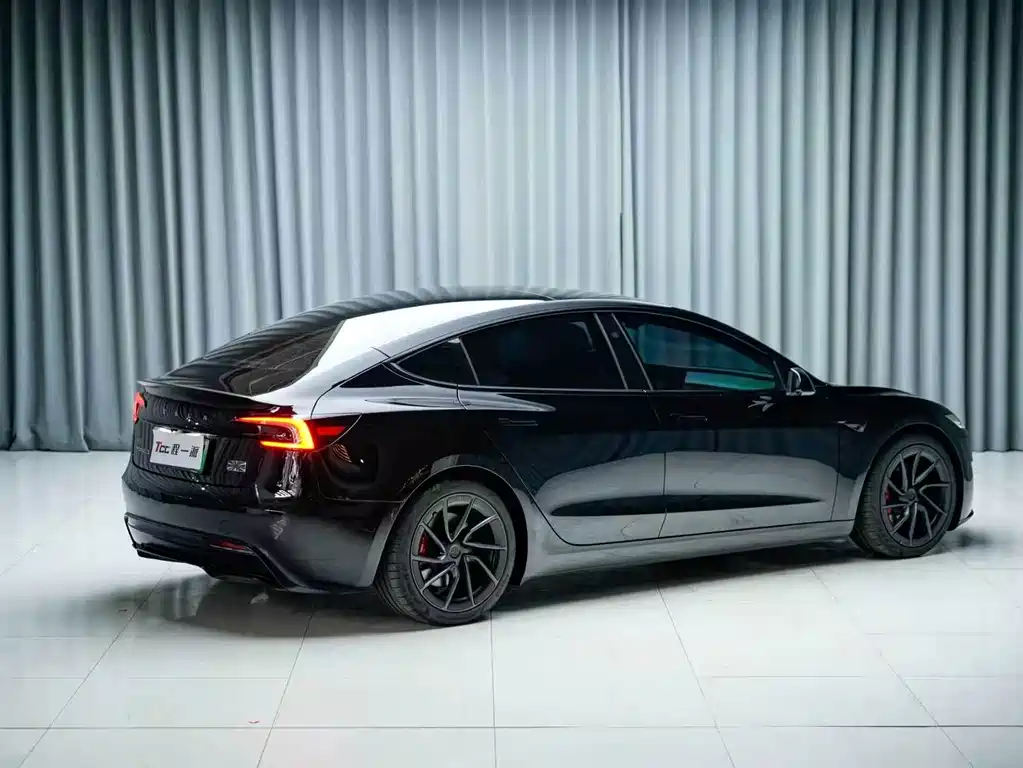 Tesla Model 3 — миниатюра 9