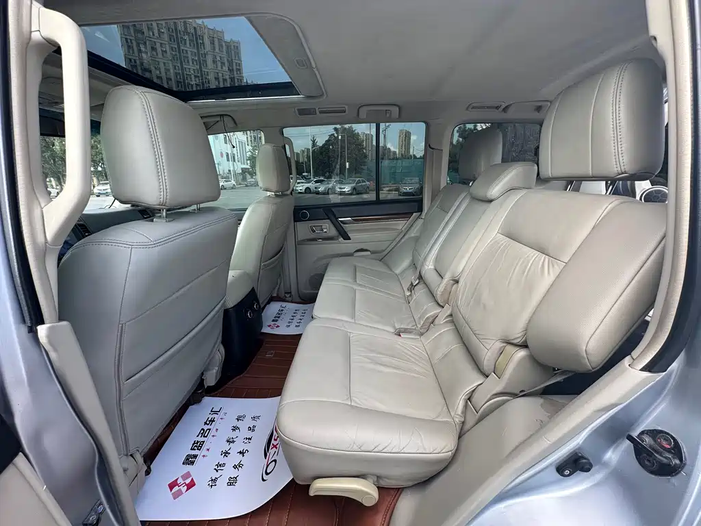 Mitsubishi Pajero (Import) — миниатюра 8