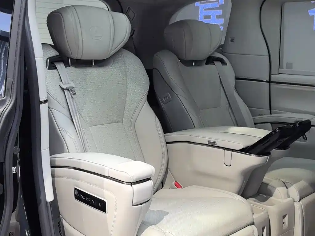 Lexus LM — миниатюра 9