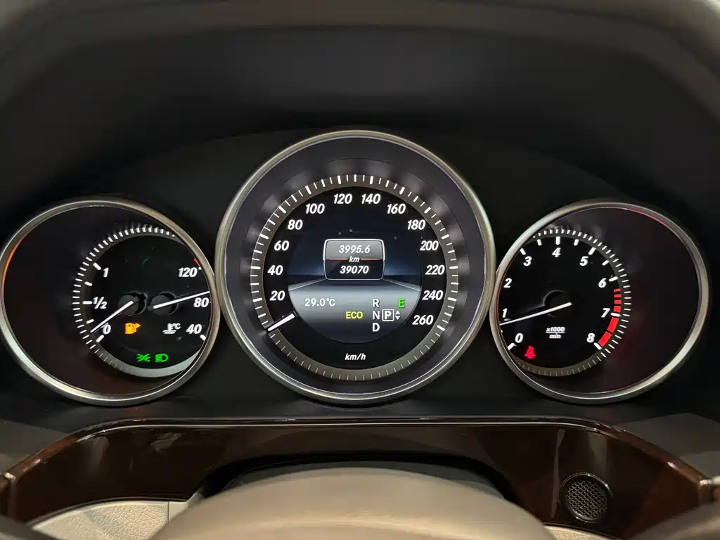 Mercedes-Benz E-Class — миниатюра 11