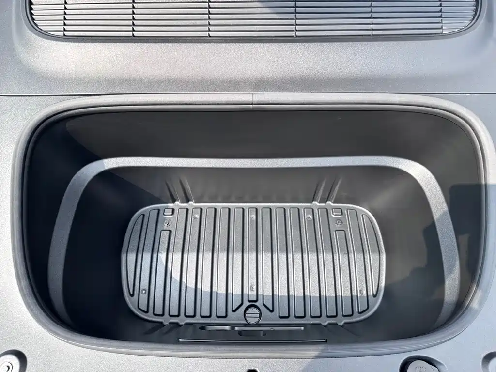 Tesla Model Y — миниатюра 20