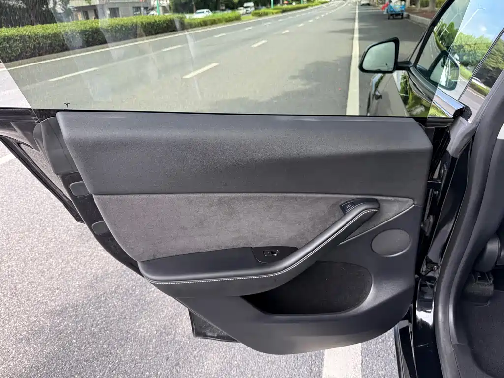Tesla Model Y — миниатюра 12