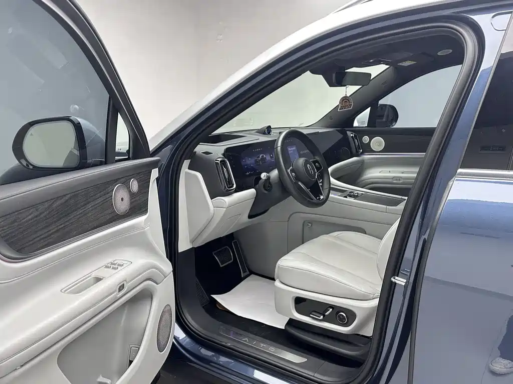 AITO ASK THE WORLD M9