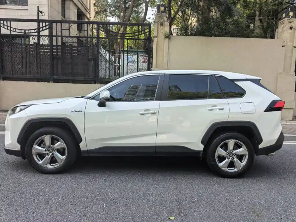Toyota RAV4 — миниатюра 5