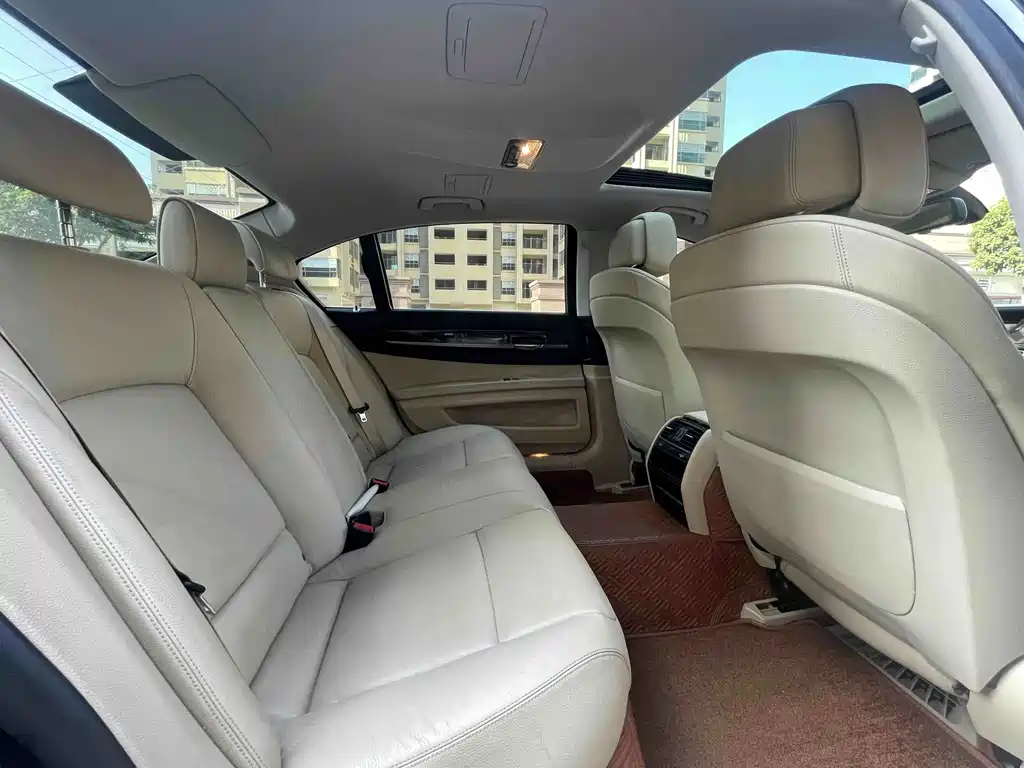 BMW 7 Series — миниатюра 12