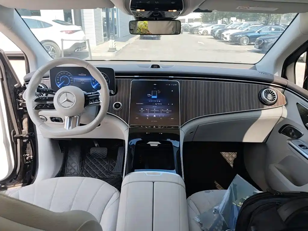 Mercedes-Benz EQE SUV — миниатюра 14