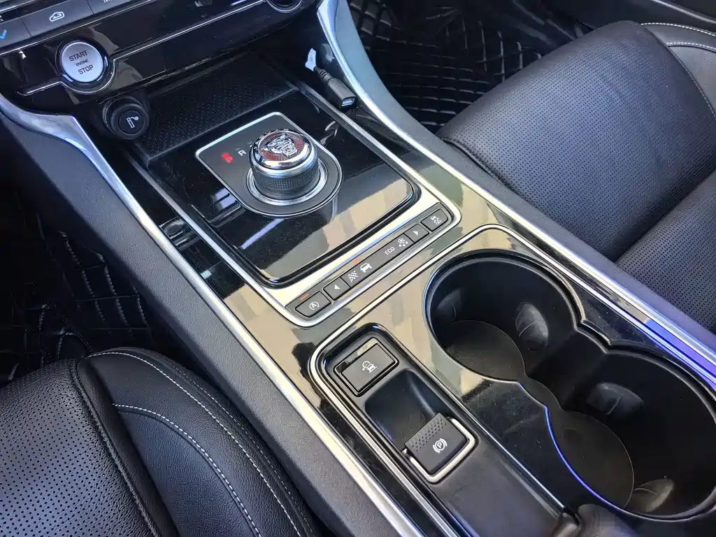 Jaguar XE — миниатюра 10