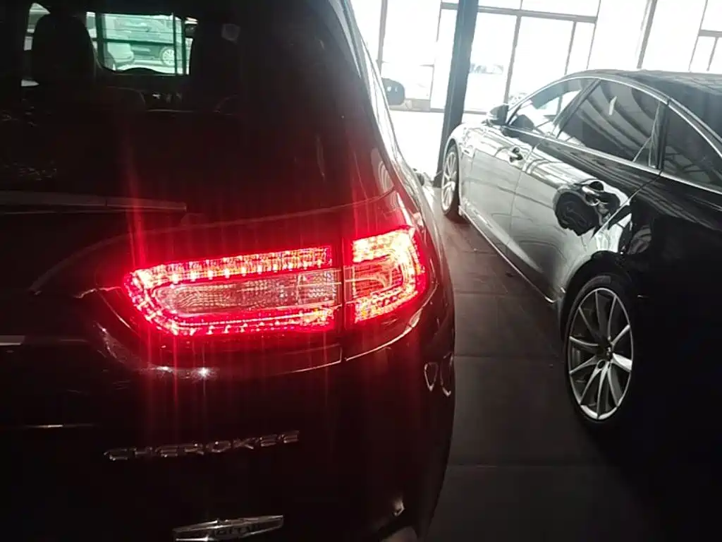 Jeep Cherokee — миниатюра 8