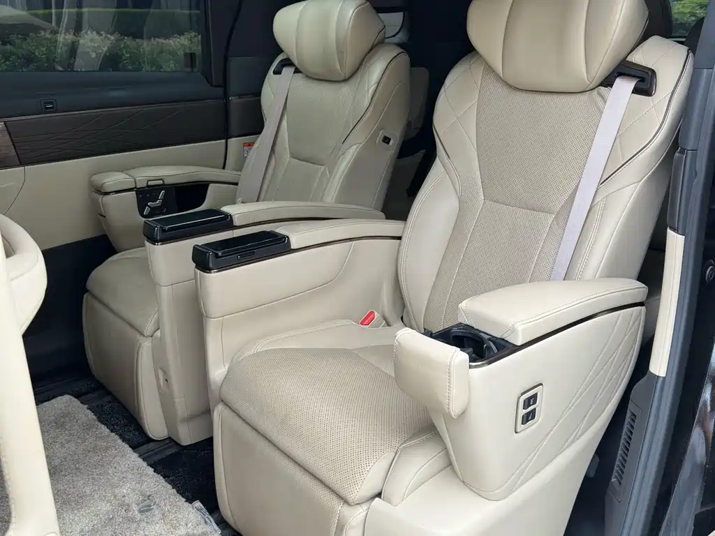 Toyota Alphard — миниатюра 16