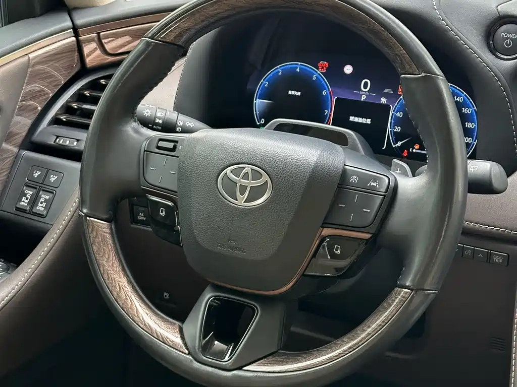 Toyota Alphard — миниатюра 20