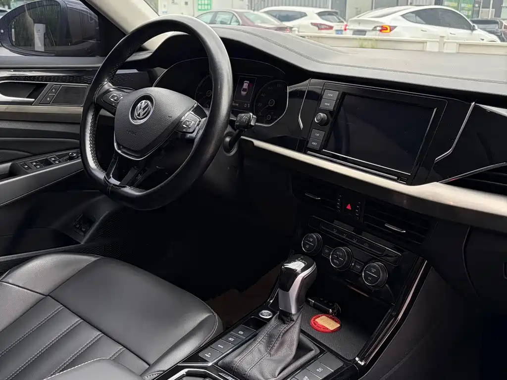 Volkswagen Passat PHEV — миниатюра 10