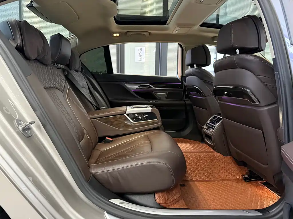 BMW 7 Series — миниатюра 10