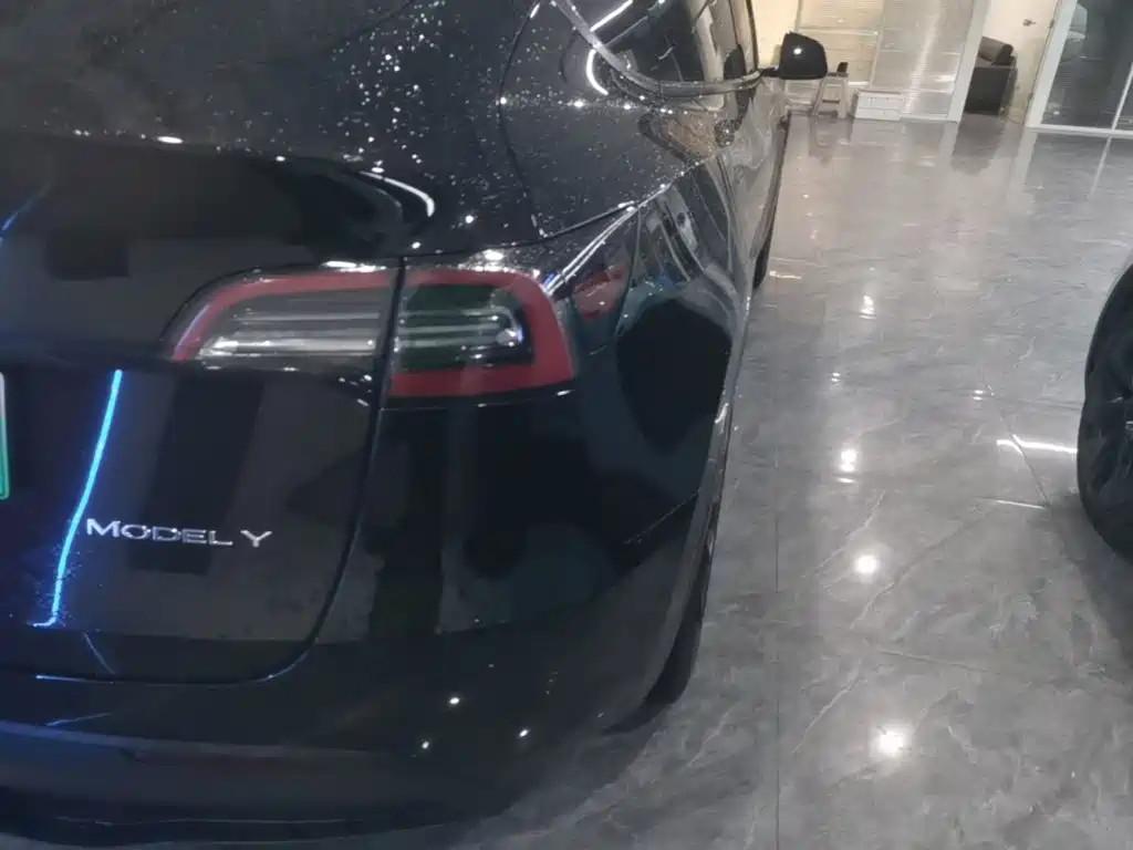 Tesla Model Y — миниатюра 8