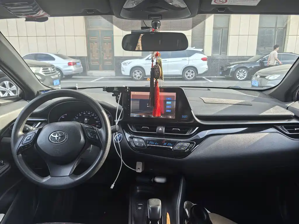 Toyota C-HR EV — миниатюра 8