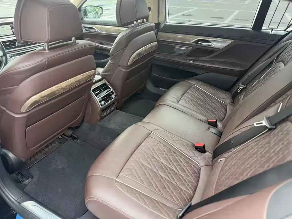 BMW 7 Series — миниатюра 7