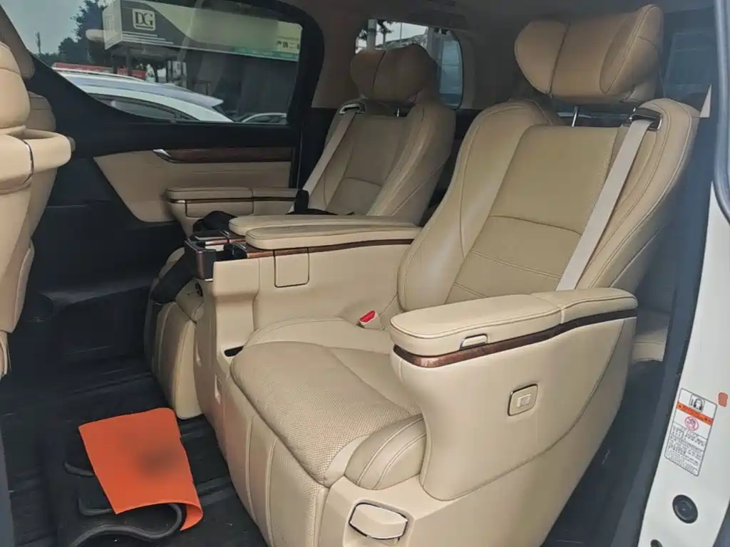 Toyota Alphard — миниатюра 16