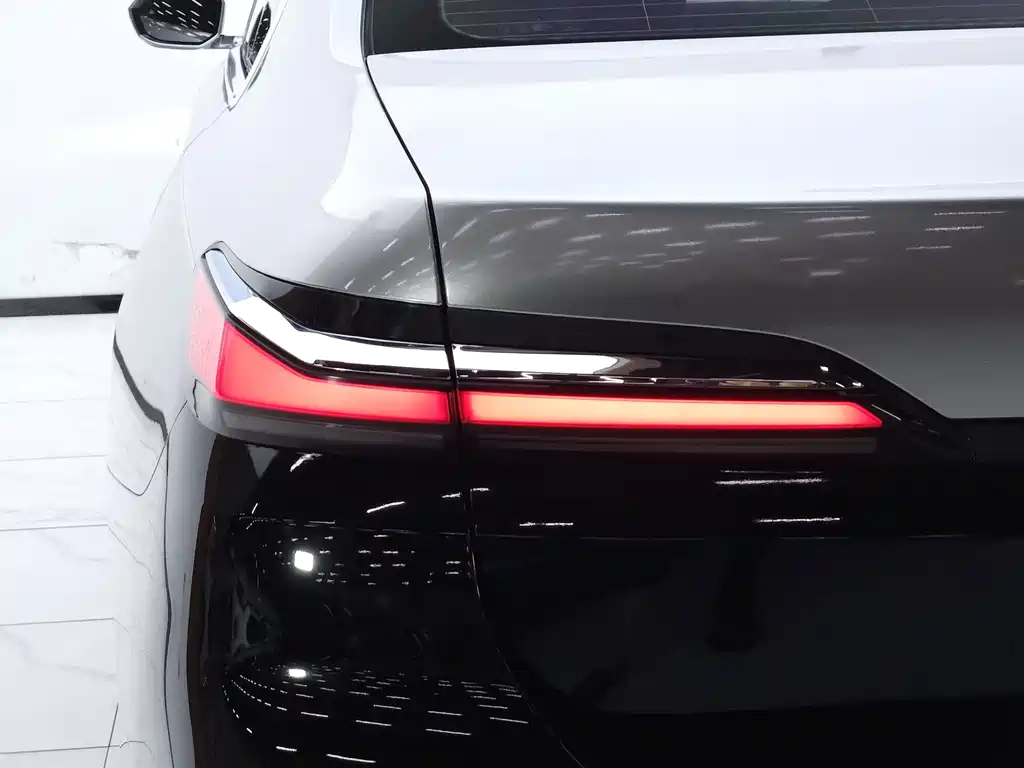 BMW 7 Series — миниатюра 26