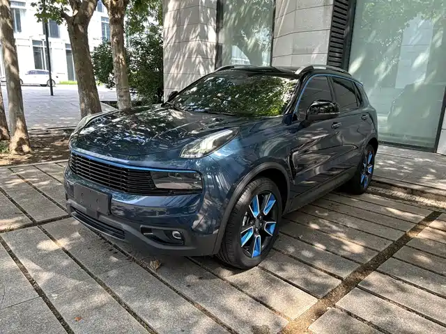 2018 Lynk & Co 01