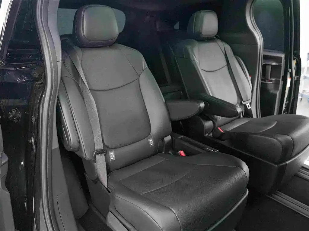 Toyota Granvia — миниатюра 11