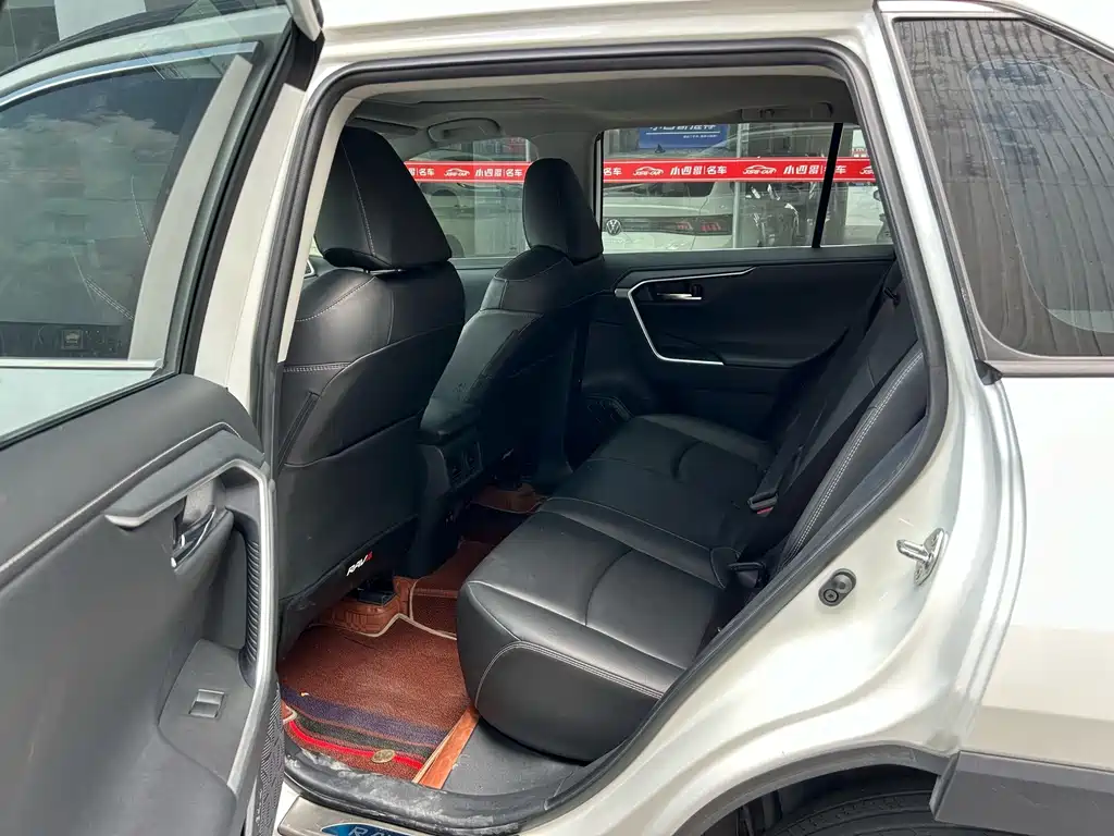 Toyota RAV4 — миниатюра 6