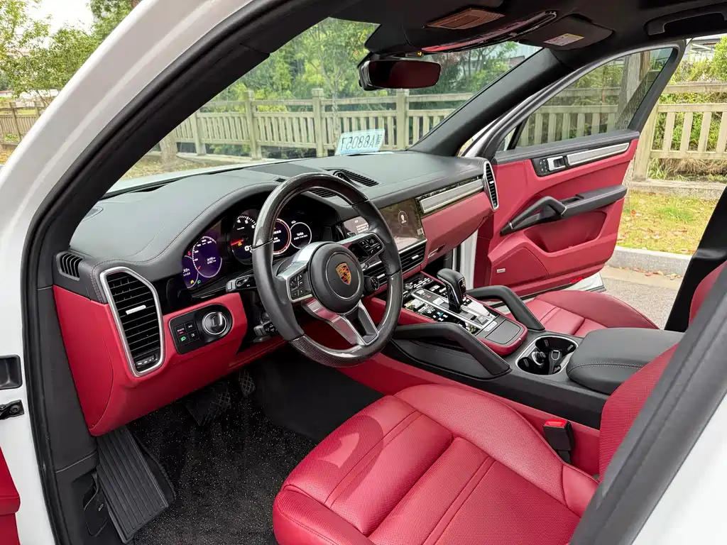 Porsche Cayenne — миниатюра 7