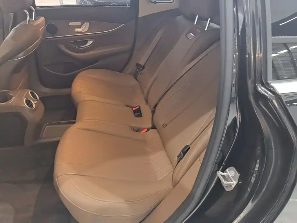 Mercedes-Benz E-Class — миниатюра 17