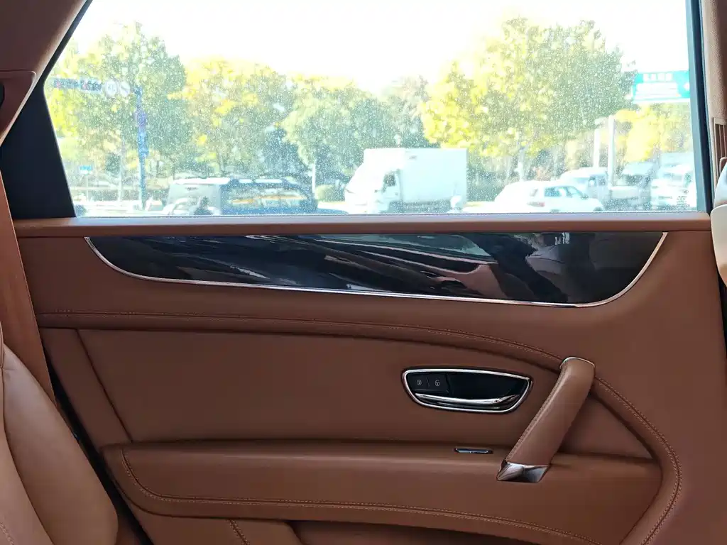Bentley Bentayga — миниатюра 24