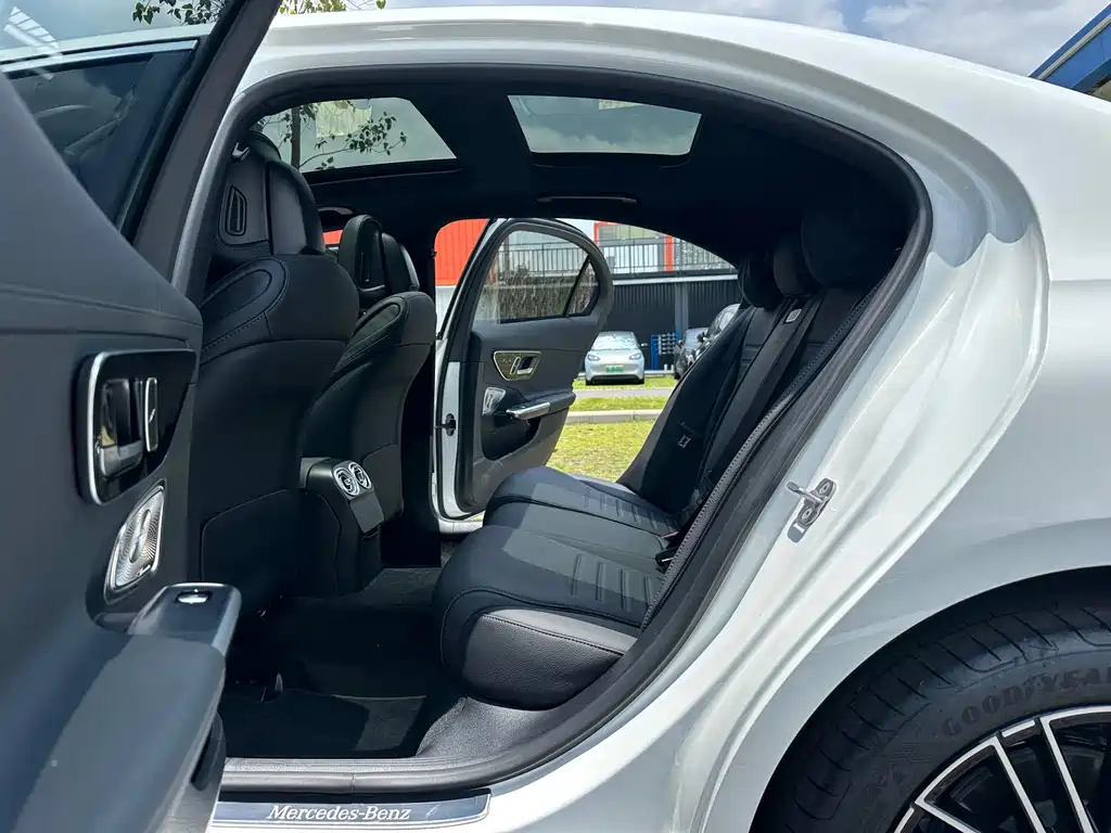 Mercedes-Benz C-Class — миниатюра 11