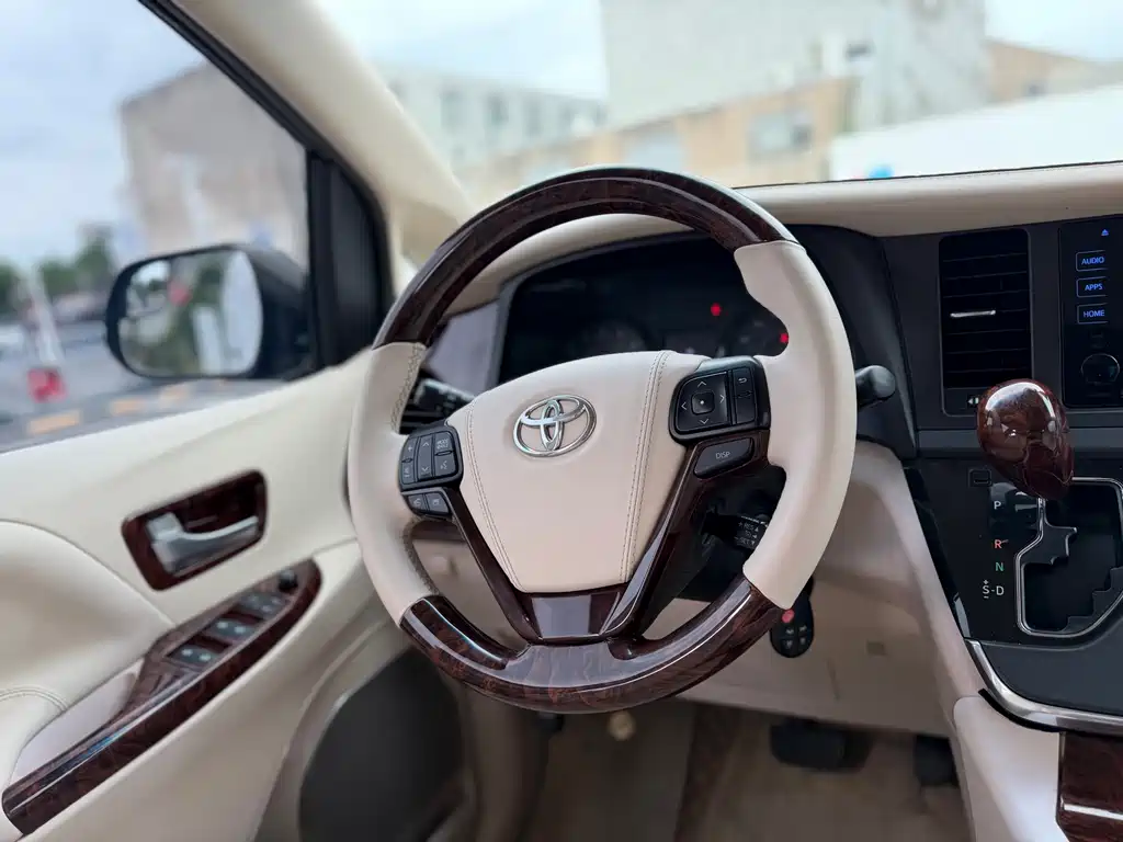 Toyota Sienna — миниатюра 9