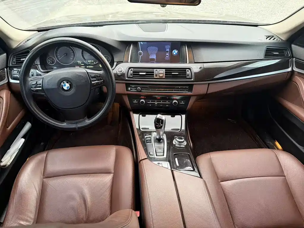 BMW 5 Series — миниатюра 7