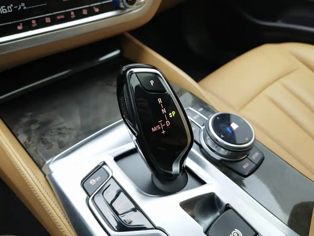 BMW 5 Series — миниатюра 13