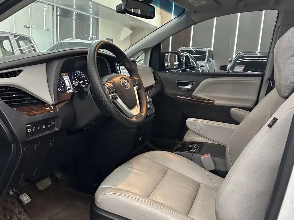 Toyota Sienna — миниатюра 3