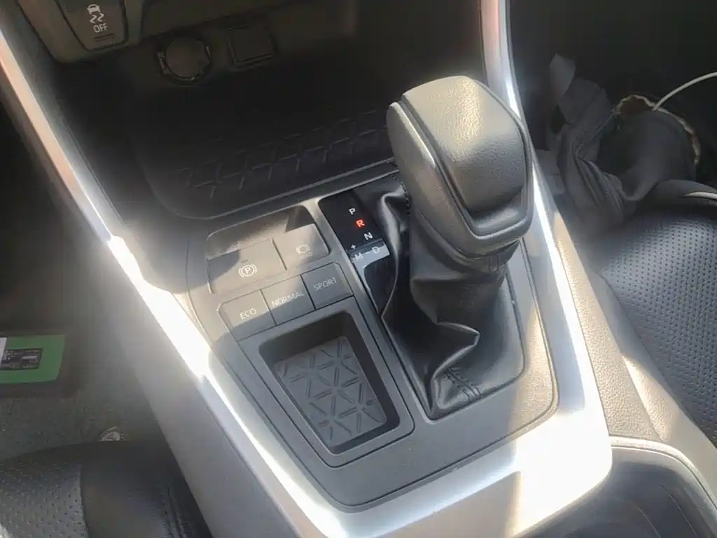 Toyota RAV4 — миниатюра 10