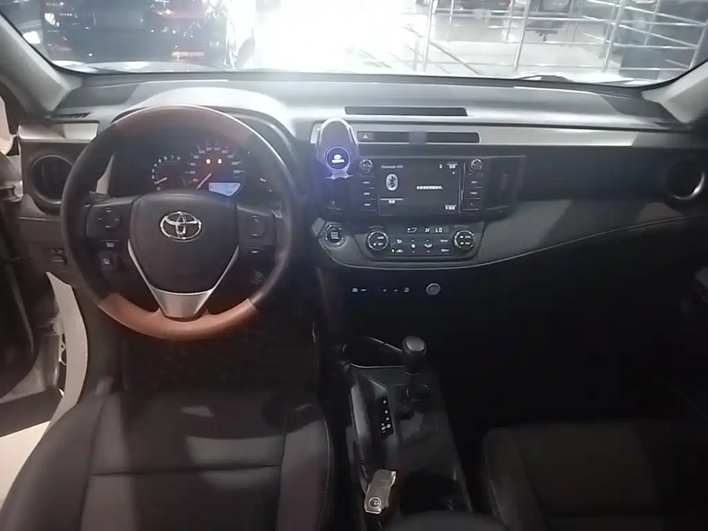 Toyota RAV4 — миниатюра 10