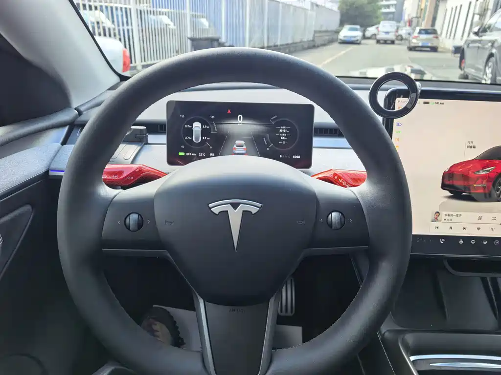 Tesla Model Y — миниатюра 11