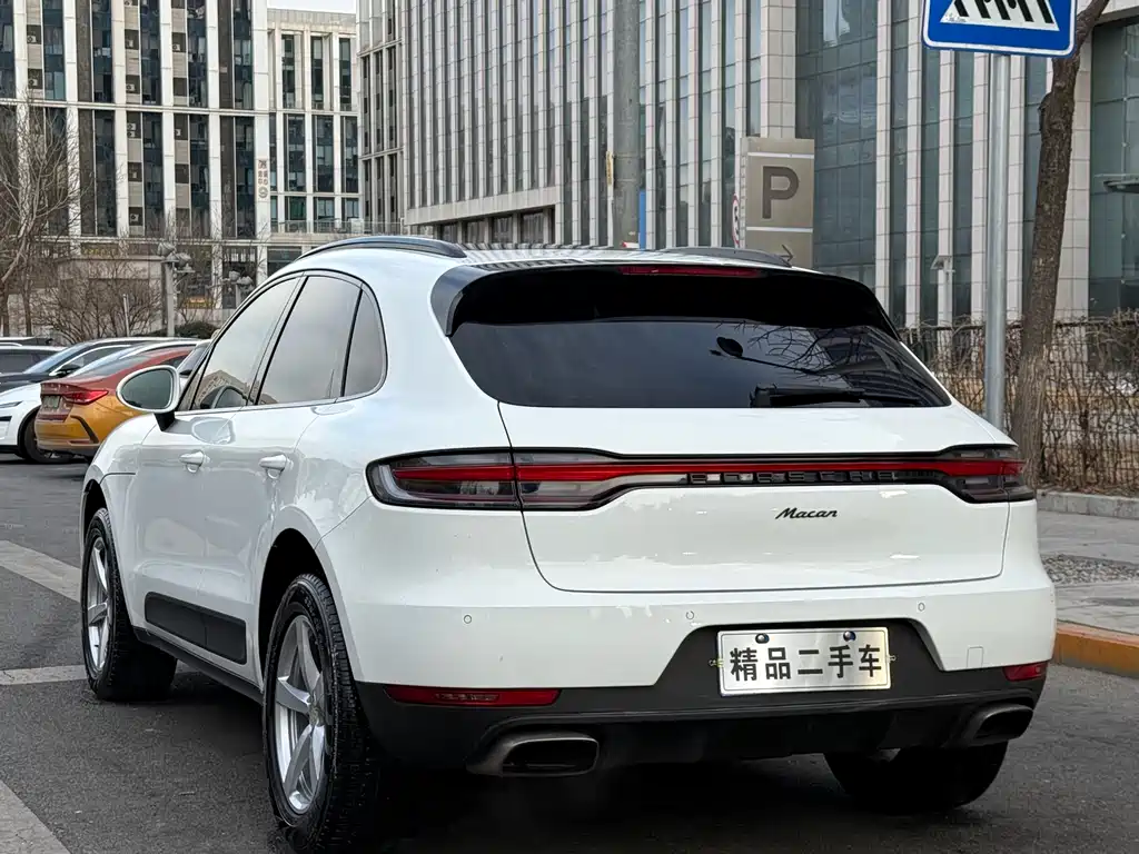 PORSCHE MACAN