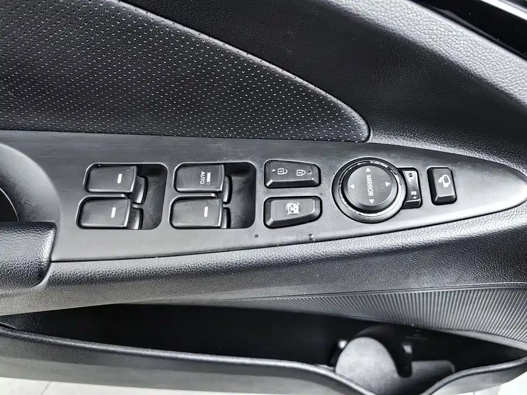 Hyundai Sonata — миниатюра 9
