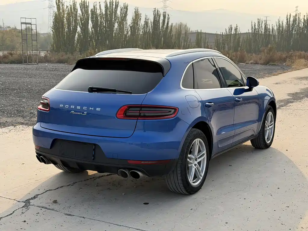 PORSCHE MACAN