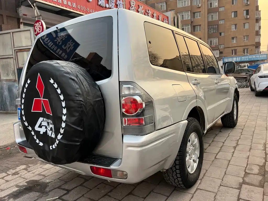 Mitsubishi Pajero — миниатюра 4