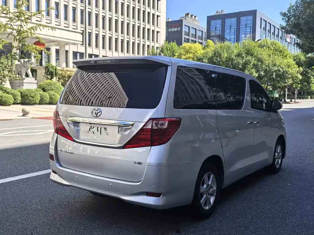 Toyota Alphard — миниатюра 5