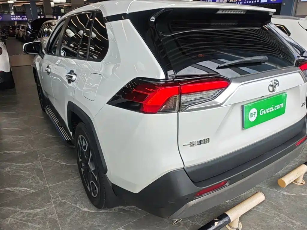 Toyota RAV4 — миниатюра 5