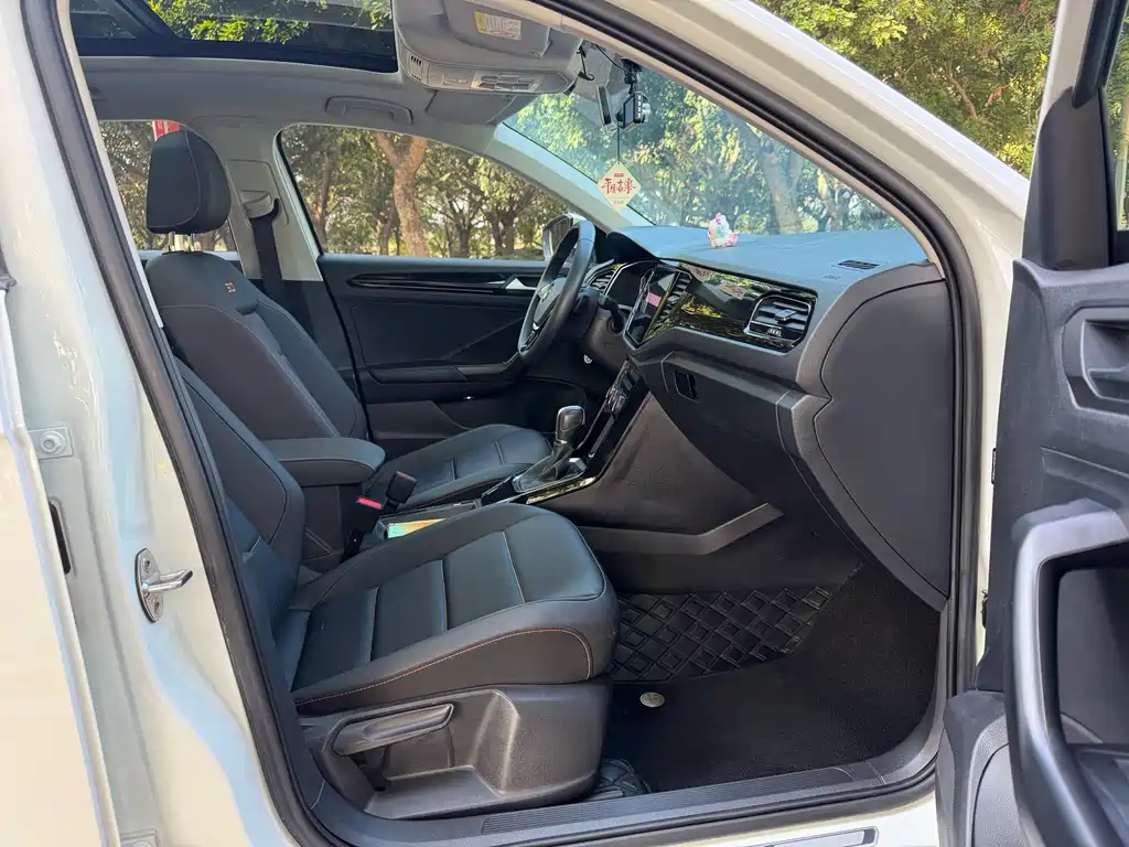 VOLKSWAGEN T ROC EXPLORING SONGS