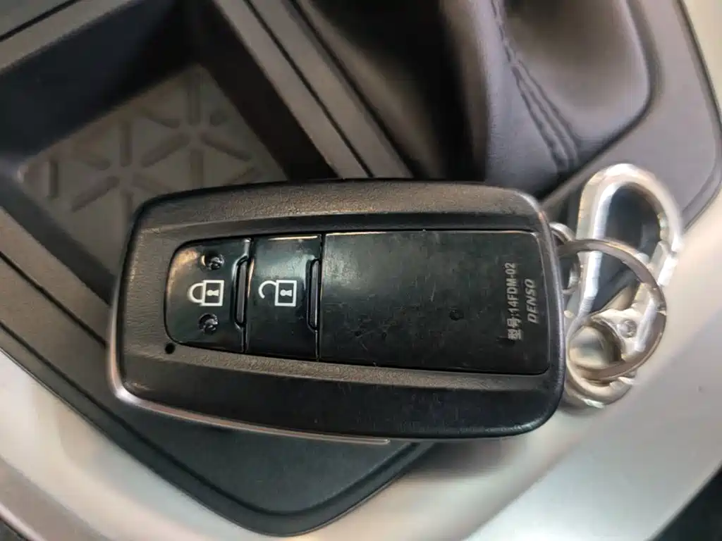 Toyota RAV4 — миниатюра 9
