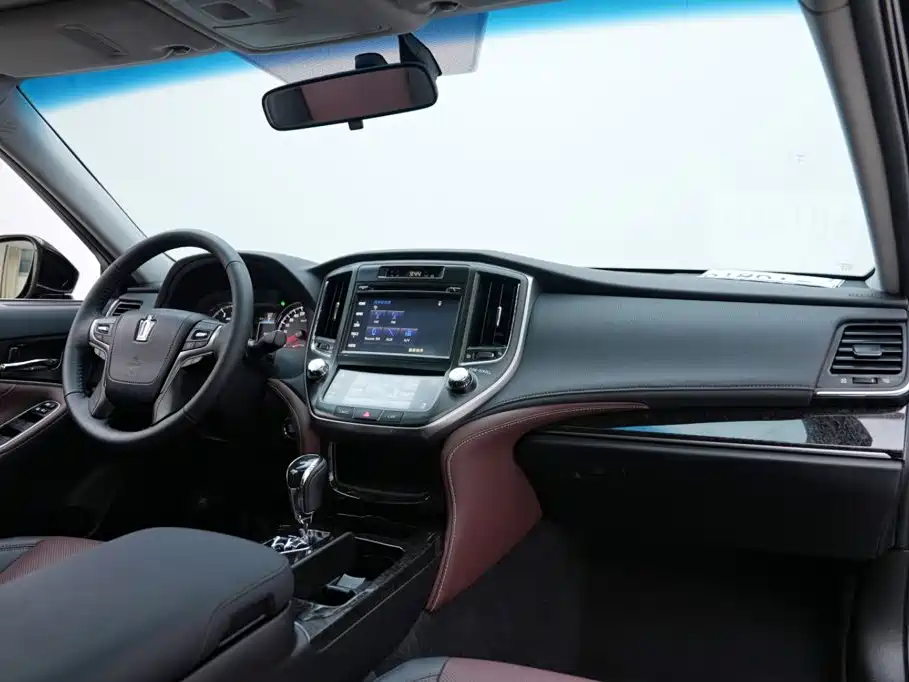 Toyota Crown — миниатюра 8